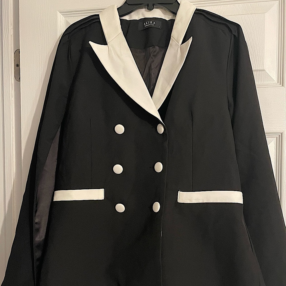 Cape blazer in black and white